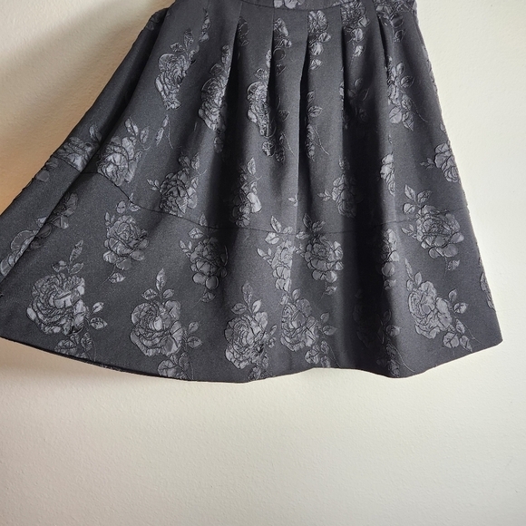 Elle Black Pleated Rose Applique Full Knee Length Skirt-Size 6 - Picture 4 of 9